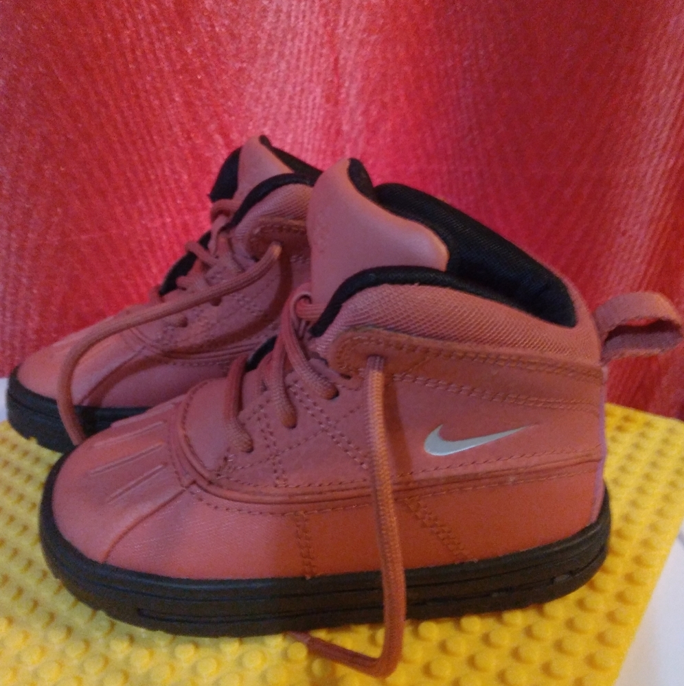 Toddler boys Nike ACG boots. Red. Size 7c